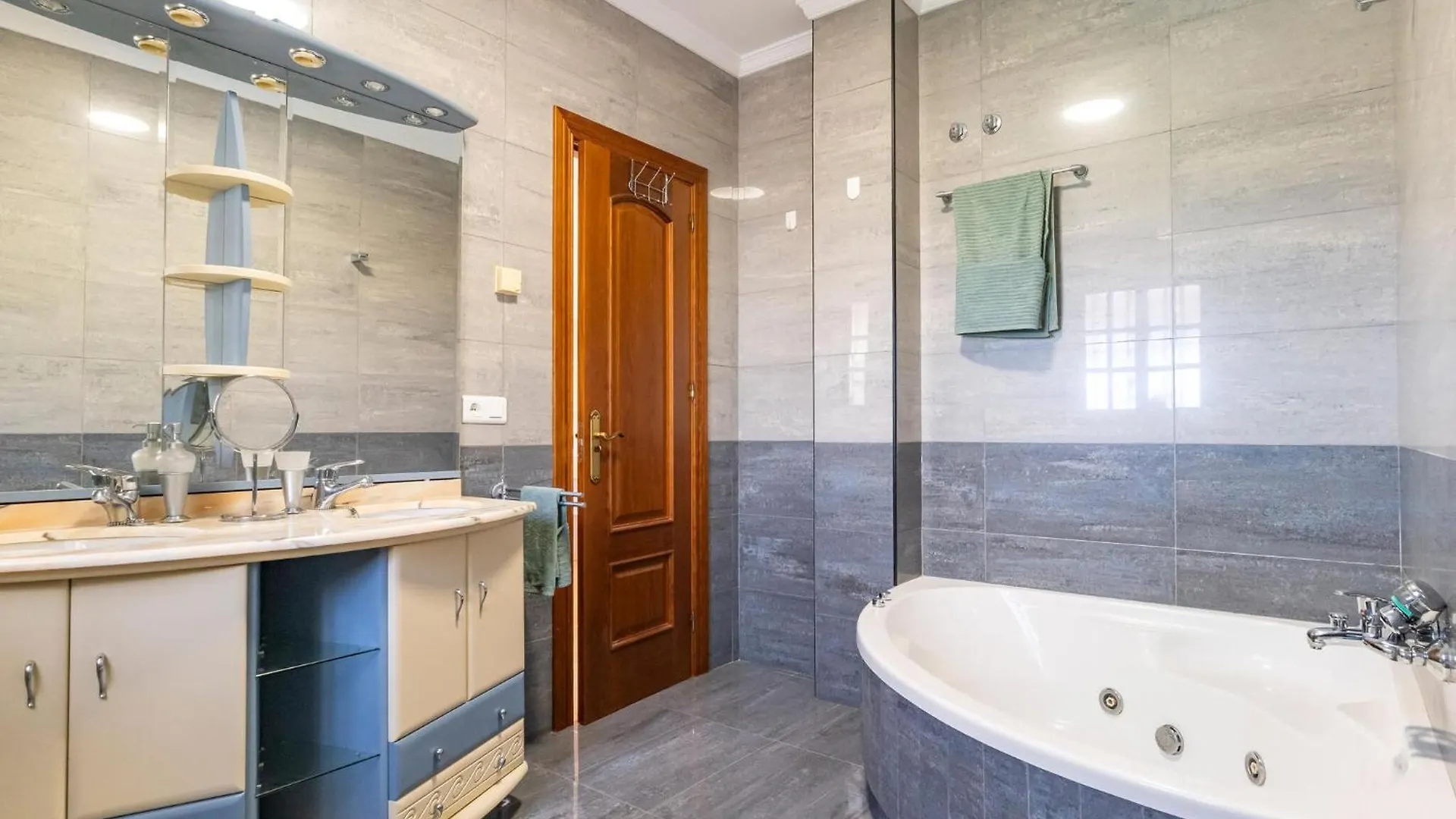 4 Bedroom Amazing Home In Rincón de la Victoria Nyaraló